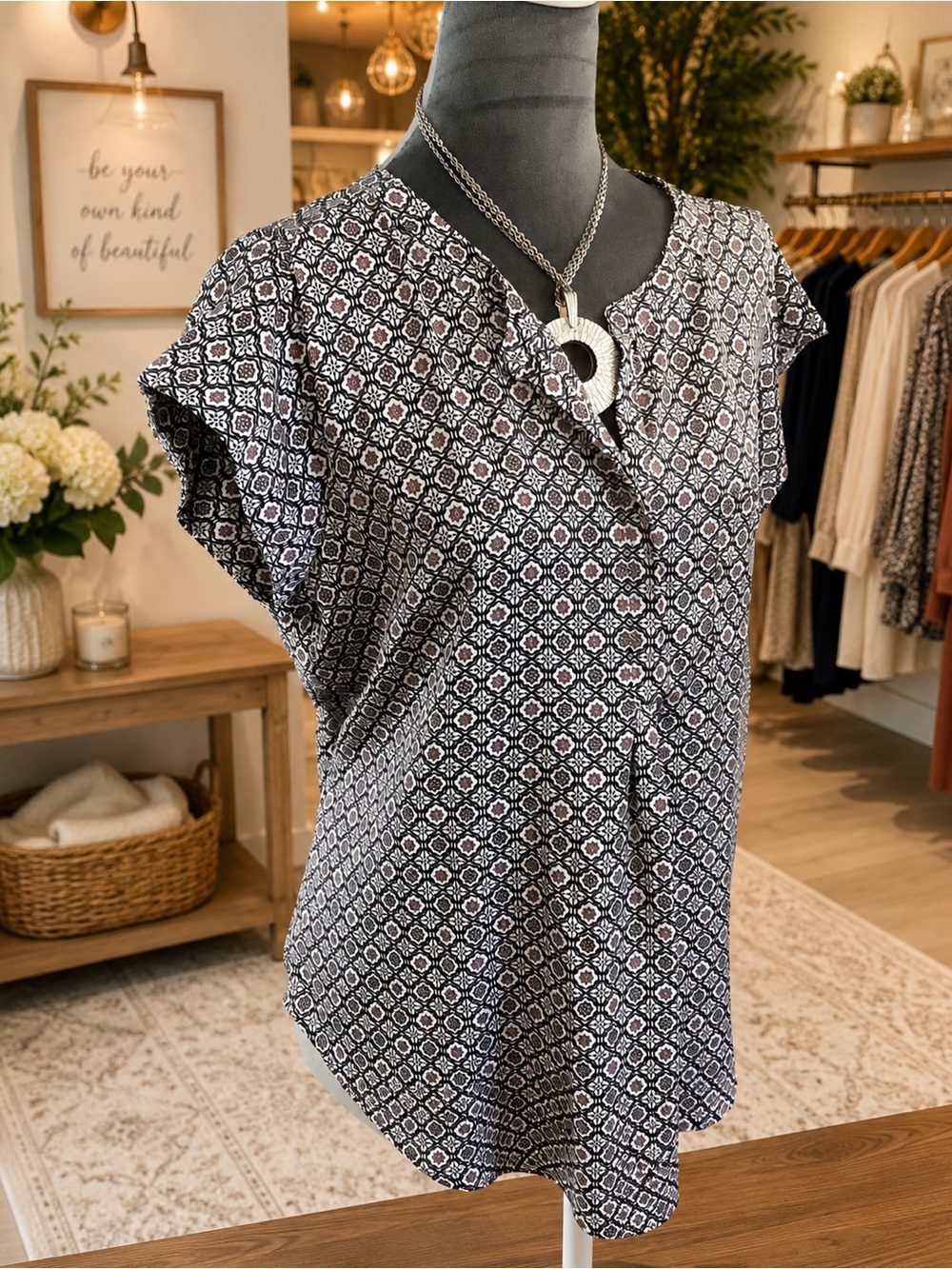 Liz Claiborne Navy and White Geometric Short Sleeve Blouse, Large